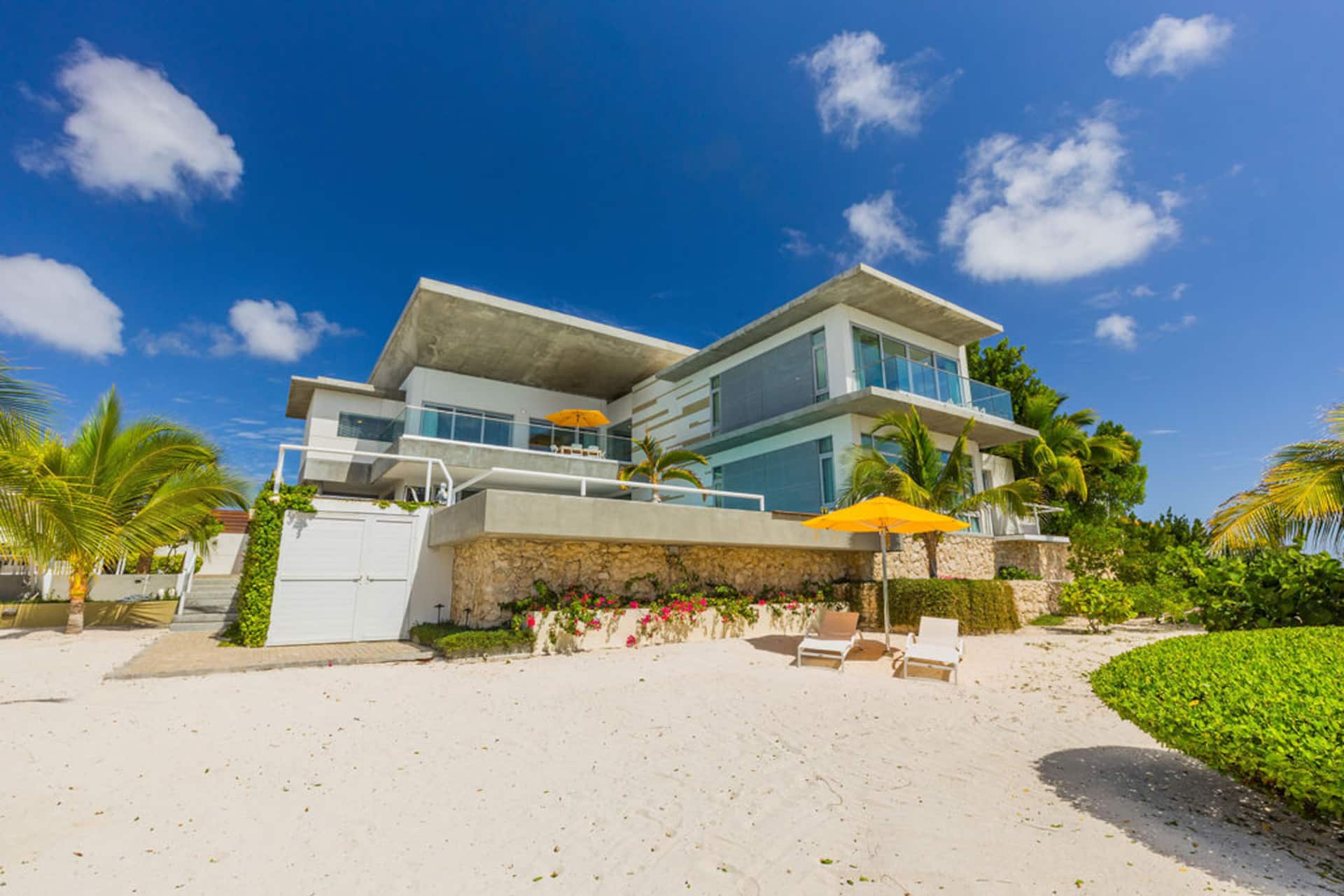 Newly Expanded! Lavish & Exclusive Beachfront Mansion. — photo 5