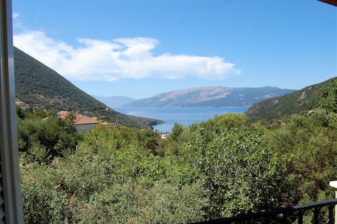 Private 2 bedroom cottage with mountain & sea view