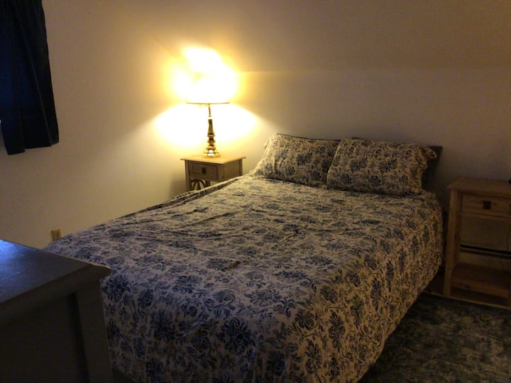 Dormitorio pequeño con cama tamaño queen