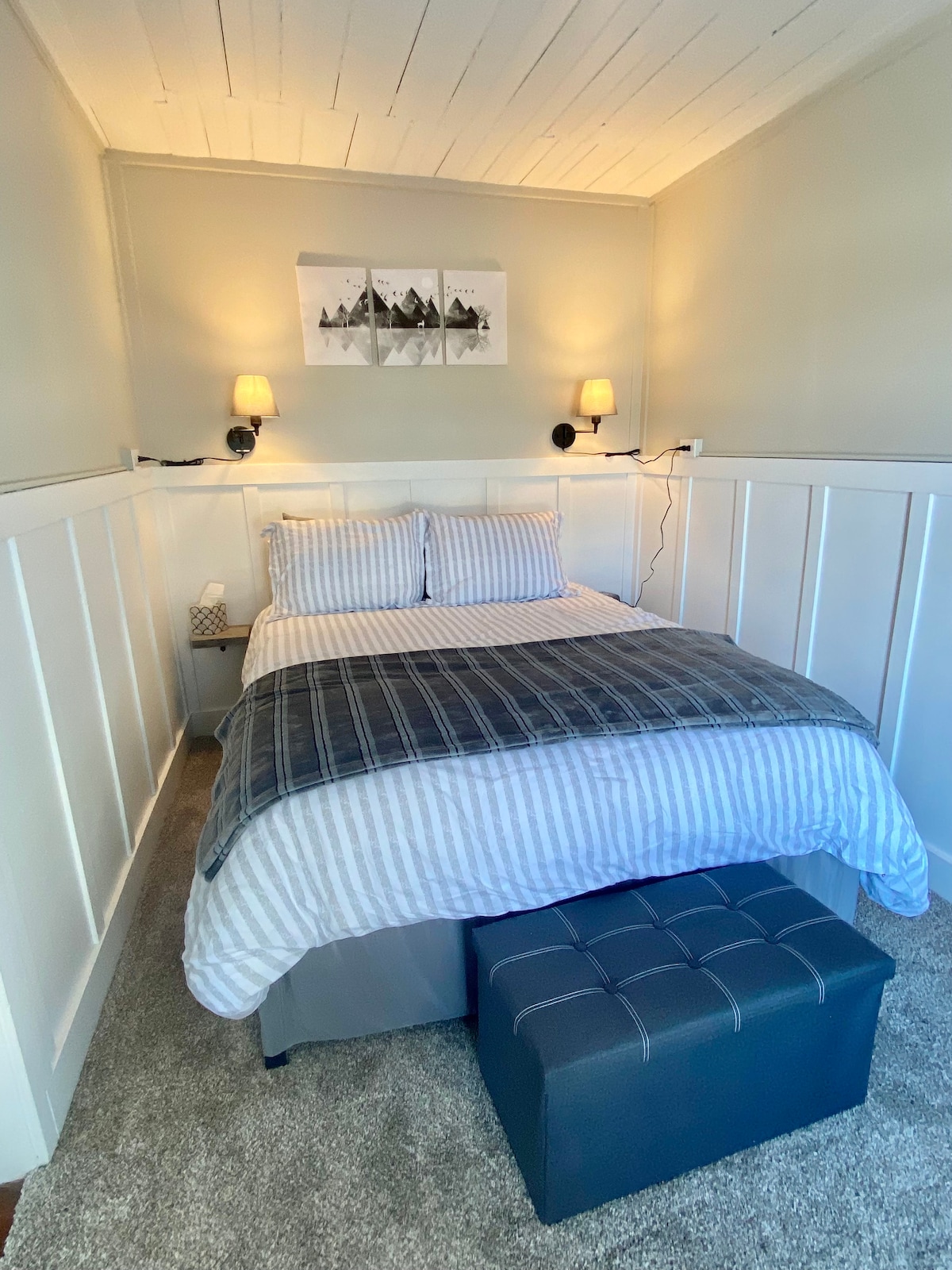 Dhomë gjumi në katin e poshtëm me krevat dopio "queen"