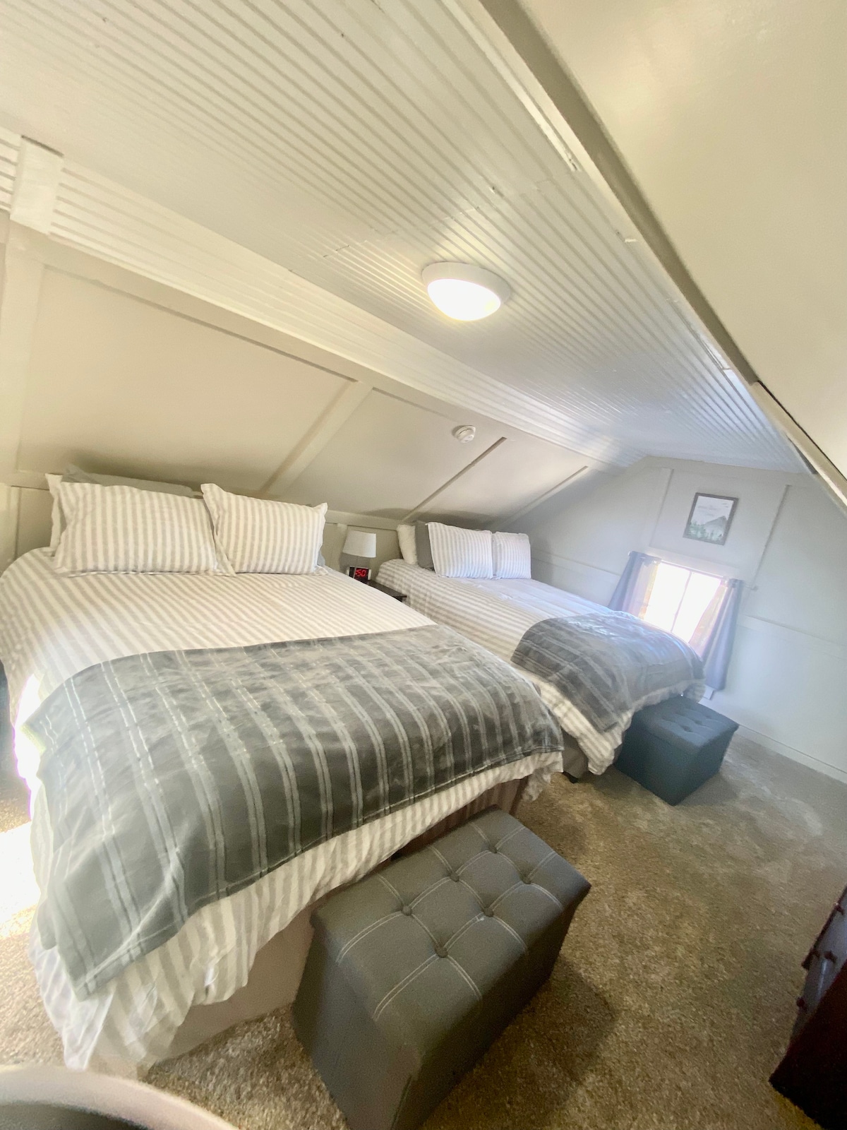 Dhomë gjumi në kate me 2 krevate dopio "queen"