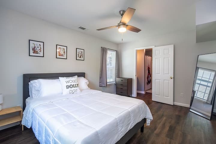 חדר שינה ראשי עם מראה צמודה, כיור ומקלחת/אמבטיה. מתחבר גם ישירות לשירותים ולכיור נוסף.