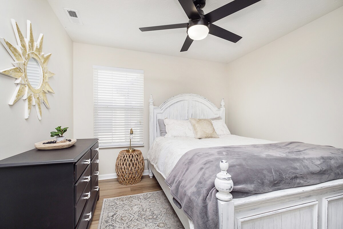 Სასტუმრო ოთახი ორი, საწოლი 152 × 203 სმ, სრული ზომის კარადა და დიდი კარადა.