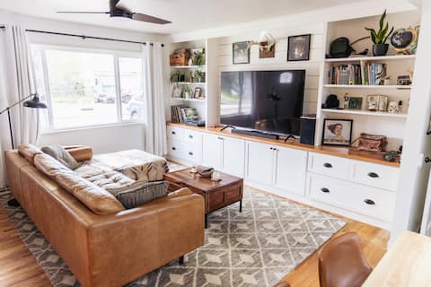 Red Rocks! Hot Tub! Trails! Cozy Golden Cottage