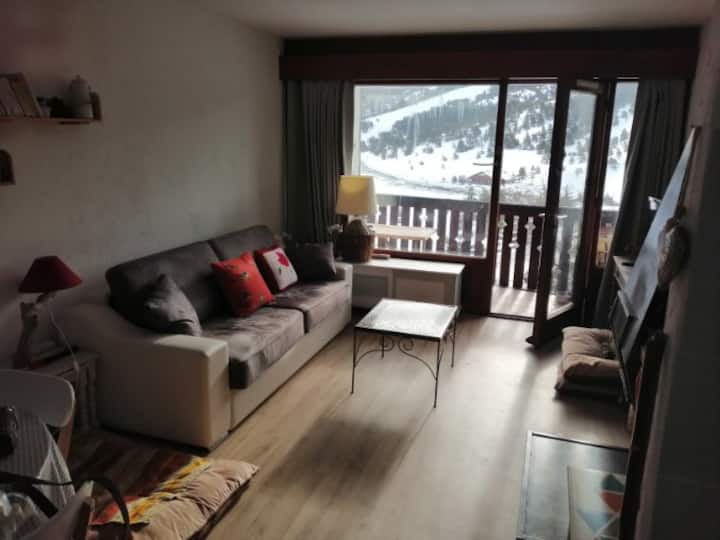 кът за сядане, разтегателен диван много удобен:)