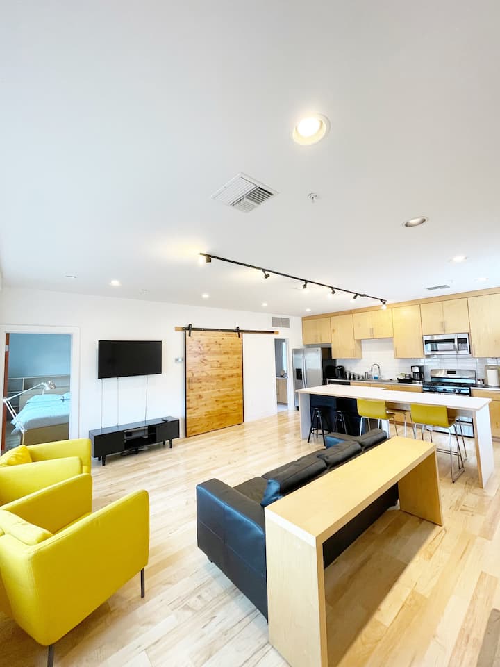 Contemporary Loft - Free Parking, Remote Workspace - Lafayette, LA