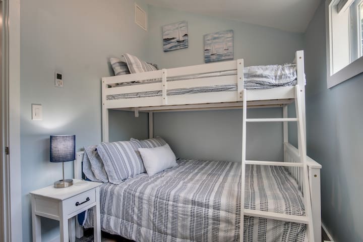 Dormitorio #3 en el nivel principal con litera doble y de tamaño completo, colchones de espuma viscoelástica nuevos, espejo grande, cómoda pequeña y armario.