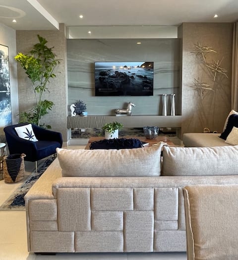 LUXURY apartment with the best view to the ARCH.