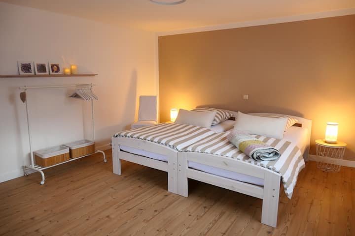 ห้องนอน 02 พร้อมเตียงเดี่ยว 2 หลัง