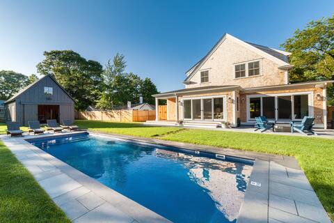 Modern 4-bedroom House with Private Swimming Pool