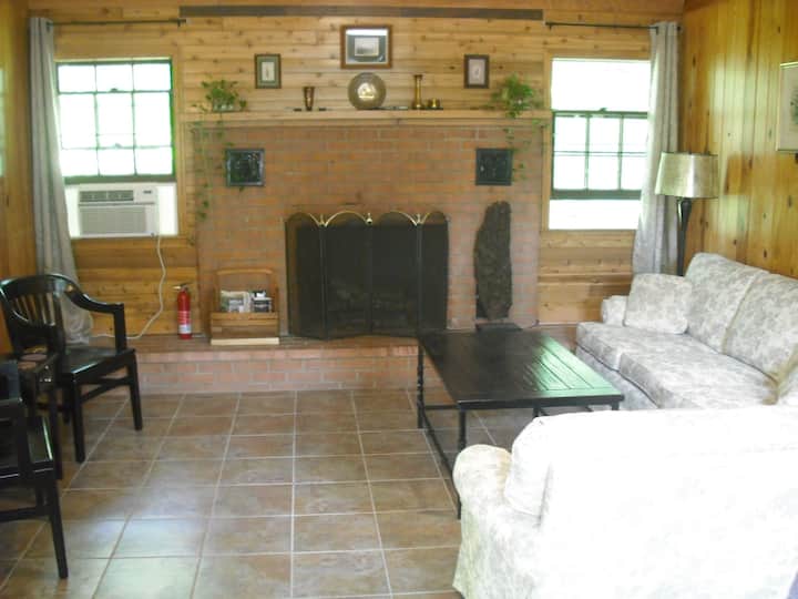 Beautiful mountain one bedroom, nearby lake access