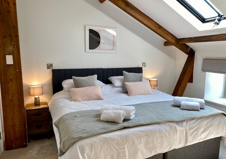 La chambre de luxe au dernier étage avec une merveilleuse salle de bain attenante et sa propre télévision peut être préparée pour les voyageurs en tant que lit « super king size » ou divisée en deux lits simples fabuleusement confortables !