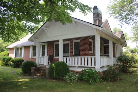Top performing Airbnb: Cheerful 2-bedroom house close to Pisgah & Dupont in Etowah