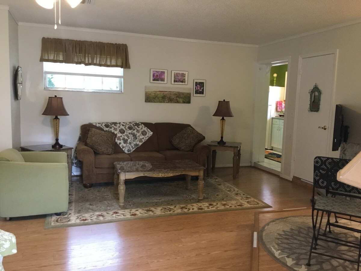 Top Airbnb: Butterfly House Attached Cottage Walk to Lake in Mount Dora