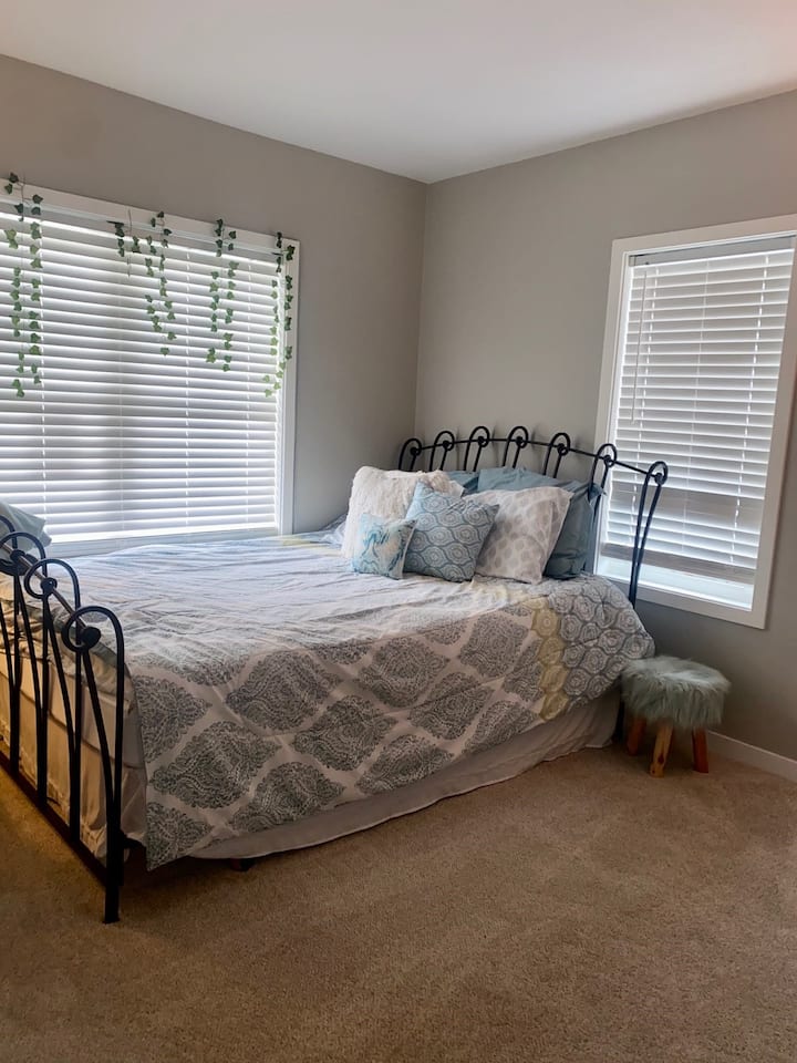 Quarto no andar de cima com cama queen size