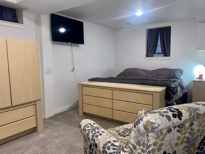 Quarto no andar de baixo com cama king size