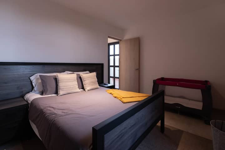 غرفة النوم الرئيسية - الطابق العلوي