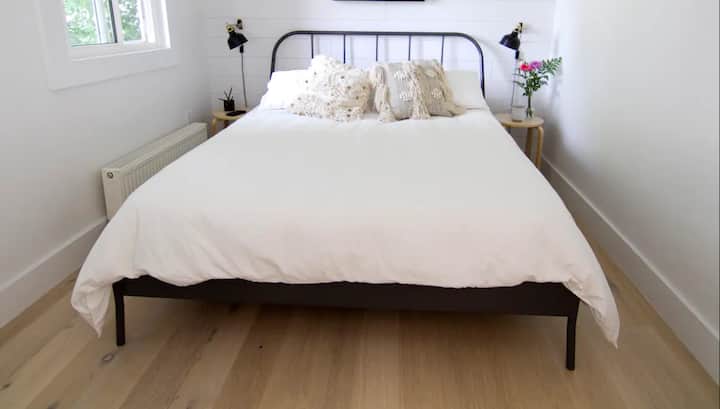 Main Floor Bedroom - Queen size bed