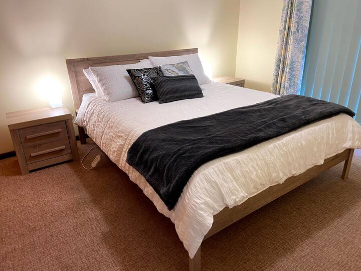 تم تجهيز غرفة النوم الثانية في سنرايز هاوس بسرير مريح للغاية بحجم كوين ويطل على حديقة. تتوفر مساحة واسعة لأمتعتك وملابسك ، مع رداء مدمج في غرفة النوم هذه.