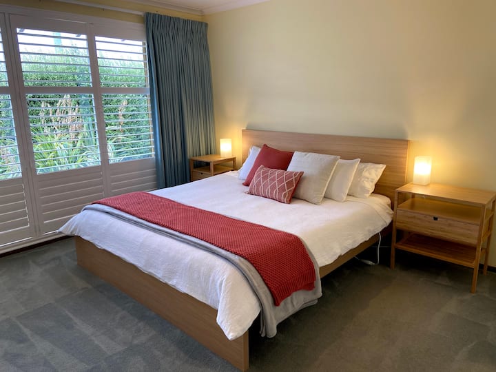 يوفر سرير بحجم كبير في غرفة النوم الرئيسية الراحة وراحة ليلية جيدة. الاستلقاء على السرير مع إطلالات عبر الماء ، يجعل هذه الغرفة مميزة جدًا.