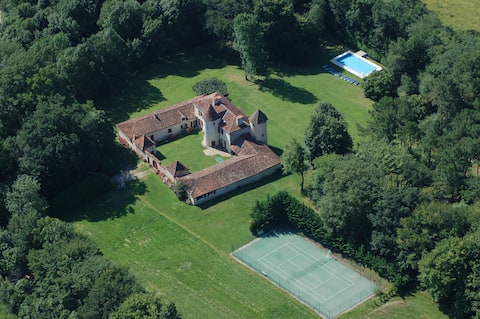Beautiful estate with tennis court & swimming pool