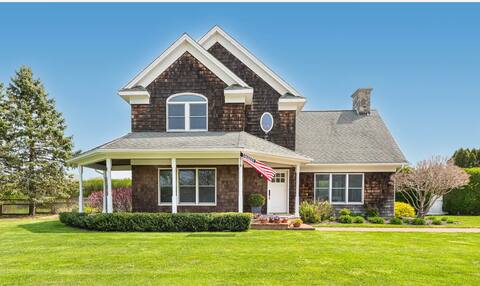 Stunning Farmhouse W/Heated pool in North Fork