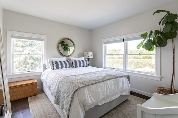 חדר השינה השלישי פונה לחצר האחורית השלווה, ומציע מקום שקט להירגע בו. עוצב בקפידה מתוך מחשבה על נוחות, וכולל מיטה נוחה עם מצעים רכים - מושלם ללילה מרגיע אחרי יום של סיורים בנורת' פורק.