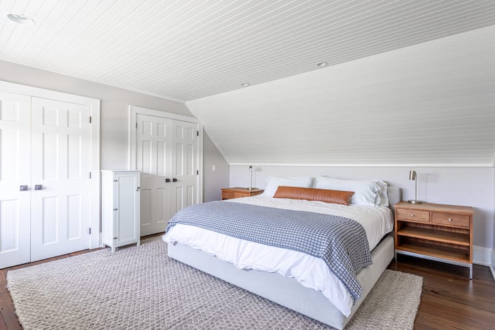 חדר השינה הראשי השלו משקיף על החצר האחורית השקטה, ומציע מפלט שקט בסוף היום. להשקיע במיטה נוחה במיוחד עם מצעים רכים ואיכותיים, כדי ליהנות משינה רגועה באמת.