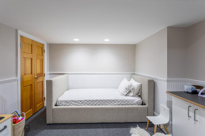 חדר השינה הרביעי הוא מרחב רב-תכליתי ונוח, מושלם לילדים או לאורחים נוספים. הוא כולל מיטה נפתחת עם שתי מזרנים נפרדים – אידיאלי למסיבות פיג'מות או לשהיות של אחים. מצעים רכים וסביבה שלווה מבטיחים שכולם יישנו טוב בלילה.