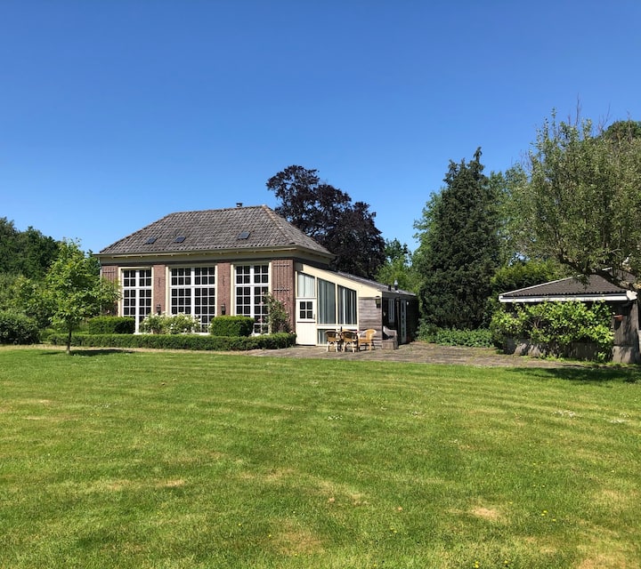 Great 8-person house on estate + parking