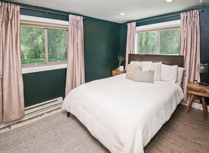 ห้องนอนใหญ่มีห้องน้ำในตัวและที่นอนเมมโมรี่โฟม ทุบหน้าต่างและฟังเสียงแม่น้ำที่เงียบสงบ