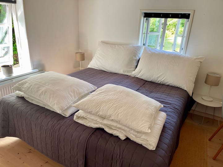 V spálni veľká manželská posteľ sa nachádza v obývacej izbe vedľa kúpeľne. 