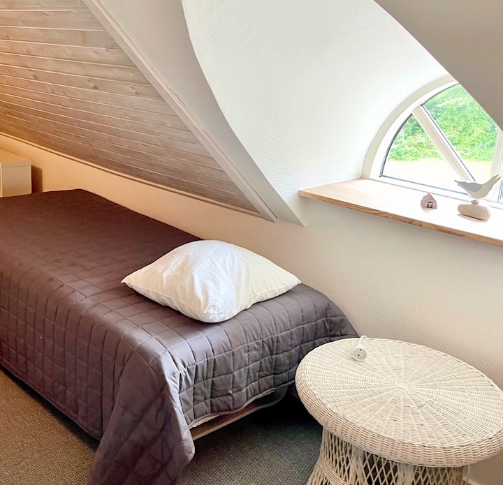 Ďalšia posteľ pre odpočinok na 1. poschodí. Krásny výhľad na prednú záhradu a terasu domu.