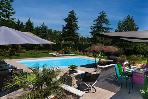 Pool villa, jacuzzi and sauna near Bordeaux
