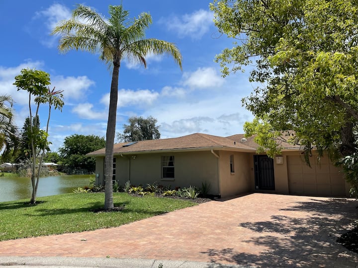 Fabulous Lake View Getaway 2br 2ba Home Near Siesta Key Beach! Free Wifi. - Sarasota