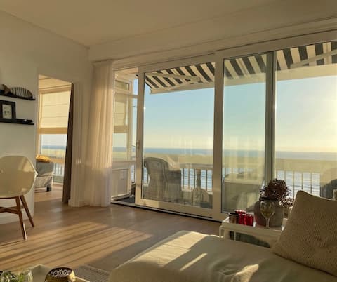 Successful Airbnb property: Beach apartment right by the sea in Zandvoort Zuid