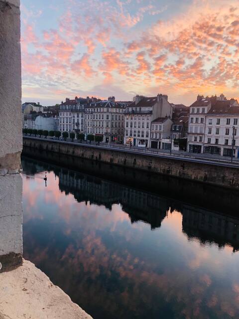 A night on the docks of the historic center