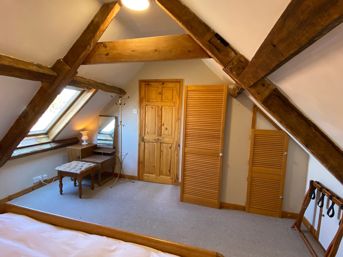 El dormitorio principal. Mucho espacio de almacenamiento y con persianas opacas. Si necesitas paz y tranquilidad, así como la oscuridad, esto es para ti.