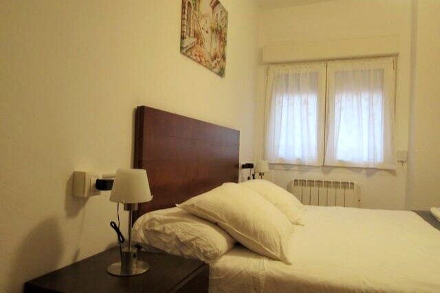 Cama de 150 x 190. S prozora se pruža pogled na unutarnje dvorište bez pogleda.