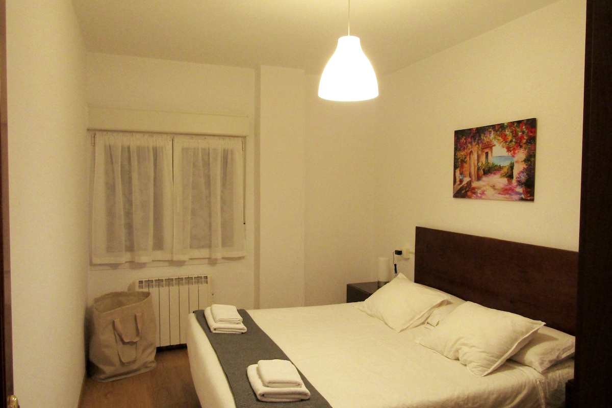 Cama de 140 x 180. S prozora se pruža pogled na malu unutarnju terasu bez pogleda.