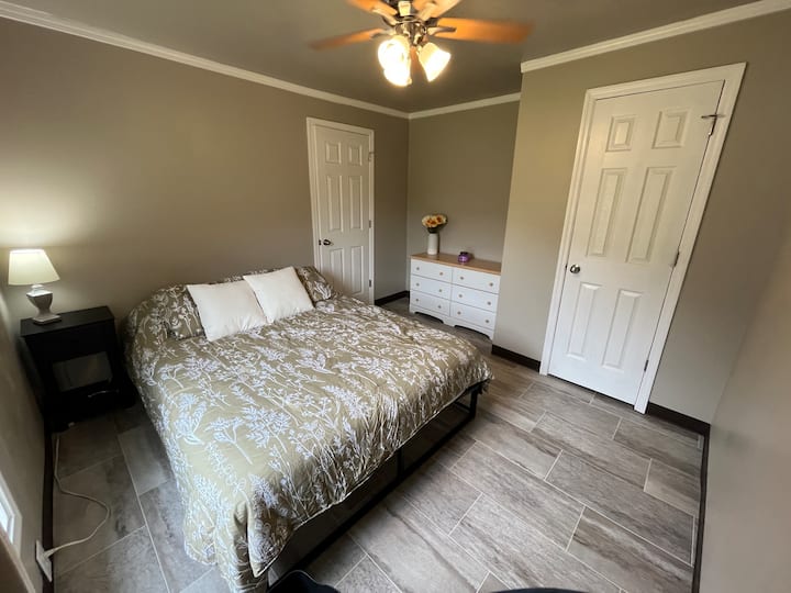 Bedroom 2 - queen bed