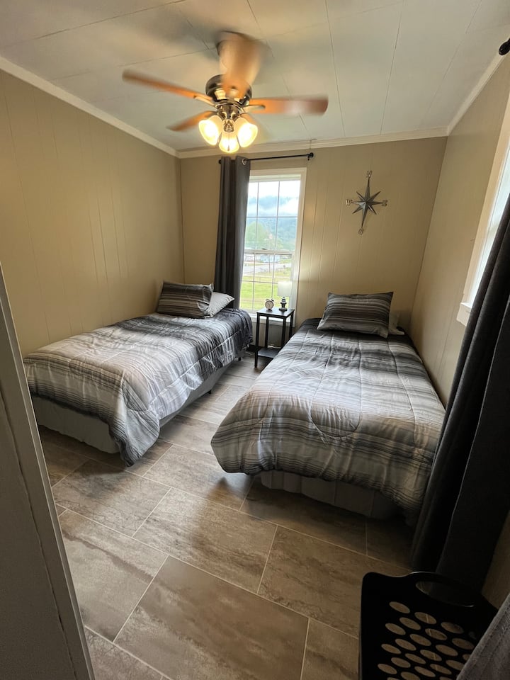 Bedroom 3 - 2 single beds