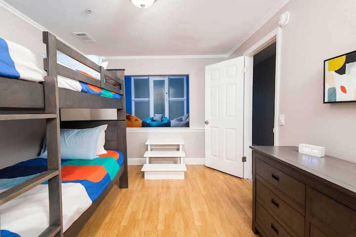 ห้องเด็กพร้อมเตียง 2 เตียง (เตียงสองชั้น) และห้องเด็กเล่น