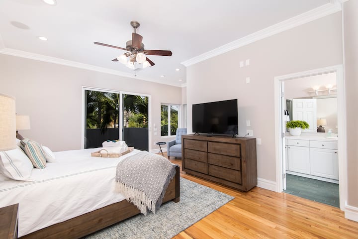 เพลิดเพลินกับสวรรค์ในห้องนอนใหญ่ 1 (คิงไซส์) ของเราพร้อมห้องน้ำในตัว