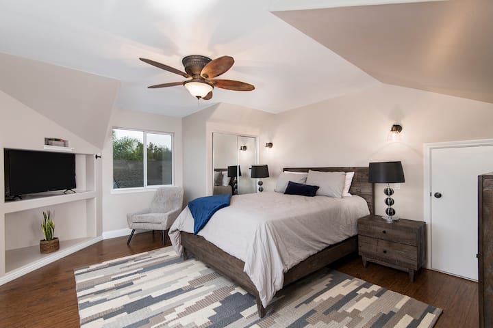 ห้องนอน 4 (ควีนไซส์) เพลิดเพลินกับวิวบนชั้นบนสุดที่มองออกไปยังใจกลางเมืองวิสตาและนอร์ธเคาน์ตีซานดิเอโก