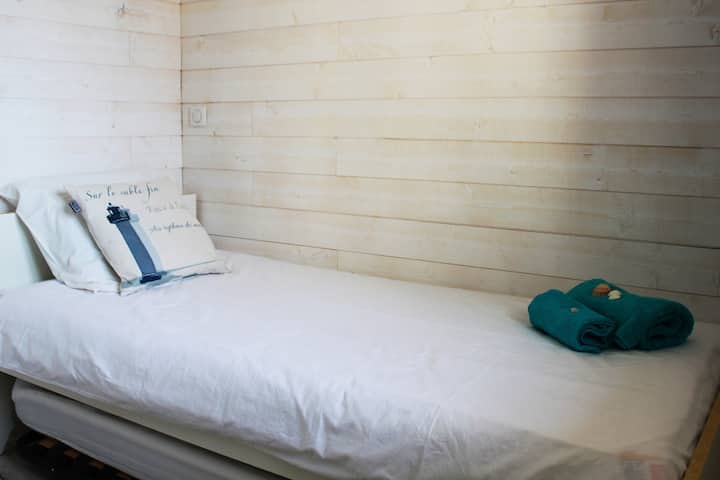 F2 - izba s 1 jednolôžkom a 1 rozkladacou posteľou