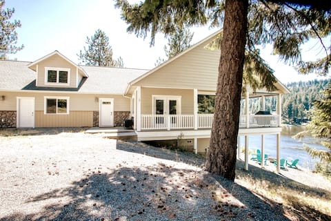 CDA lake house with dock, firepits and water toys