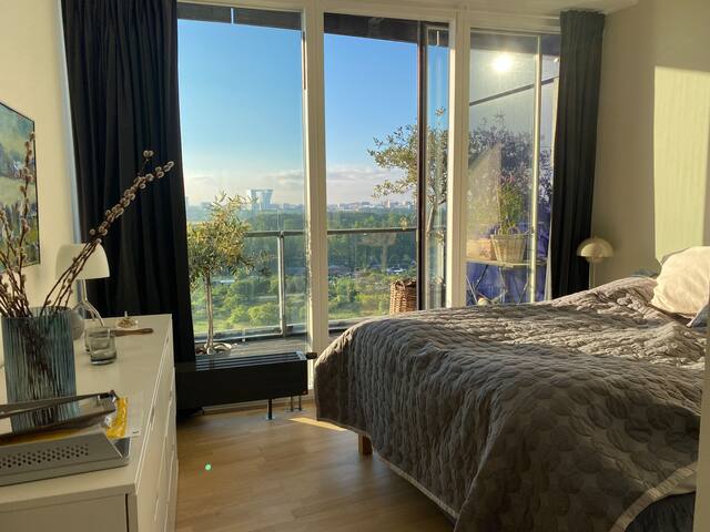 Luksuslejlighed omkranset af vand, byliv og natur