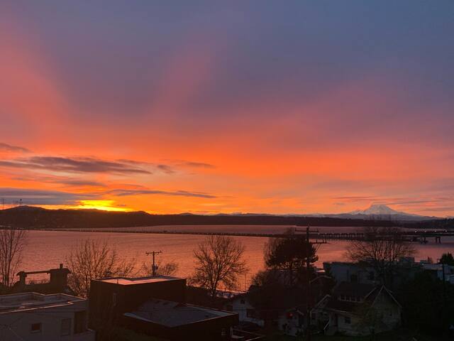 Lake and Rainier views, tons of space and games gallery image 3