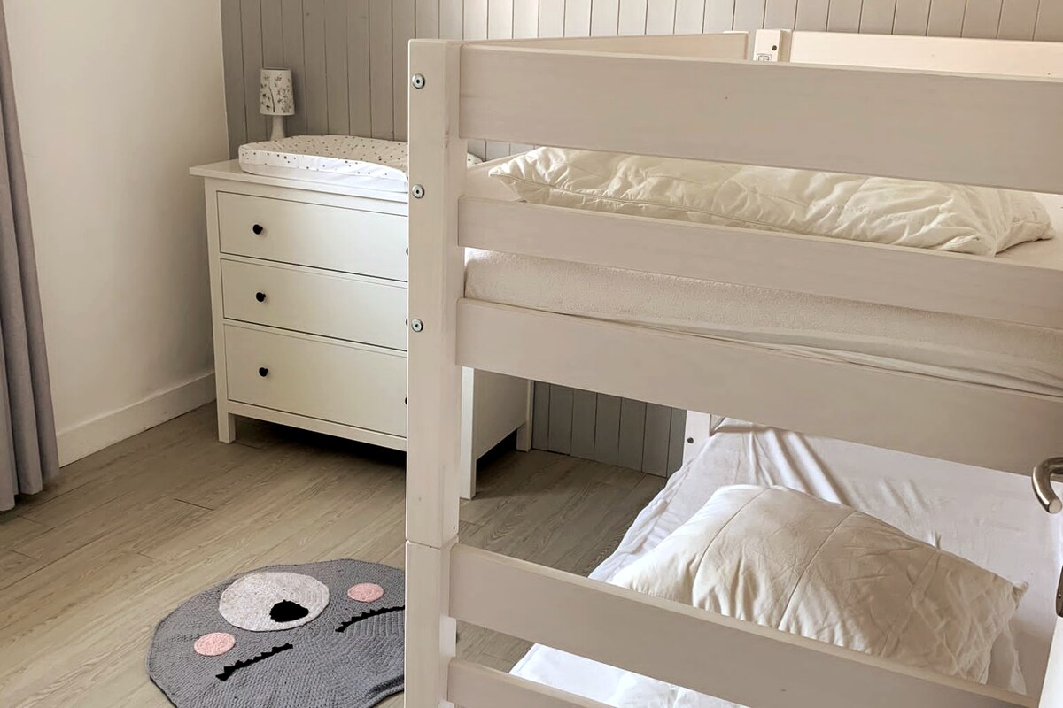 راحة تستحقها للأطفال بعد القلاع الرملية. غرفة مشرقة وهادئة لاستيعاب سرير أطفال.
نصيحة: لا ينصح بالسرير العلوي بطابقين لطفل دون سن 6  سنوات